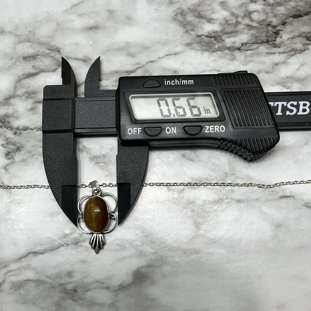 HANDMADE TIGERS EYE SILVER PENDANT WITH 925 SILVER CHAIN
NWT - Picture 8 of 9